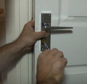 Beragadt egy kislány, de kiszabadítottuk – Zárszerviz Budapest éjjel nappal